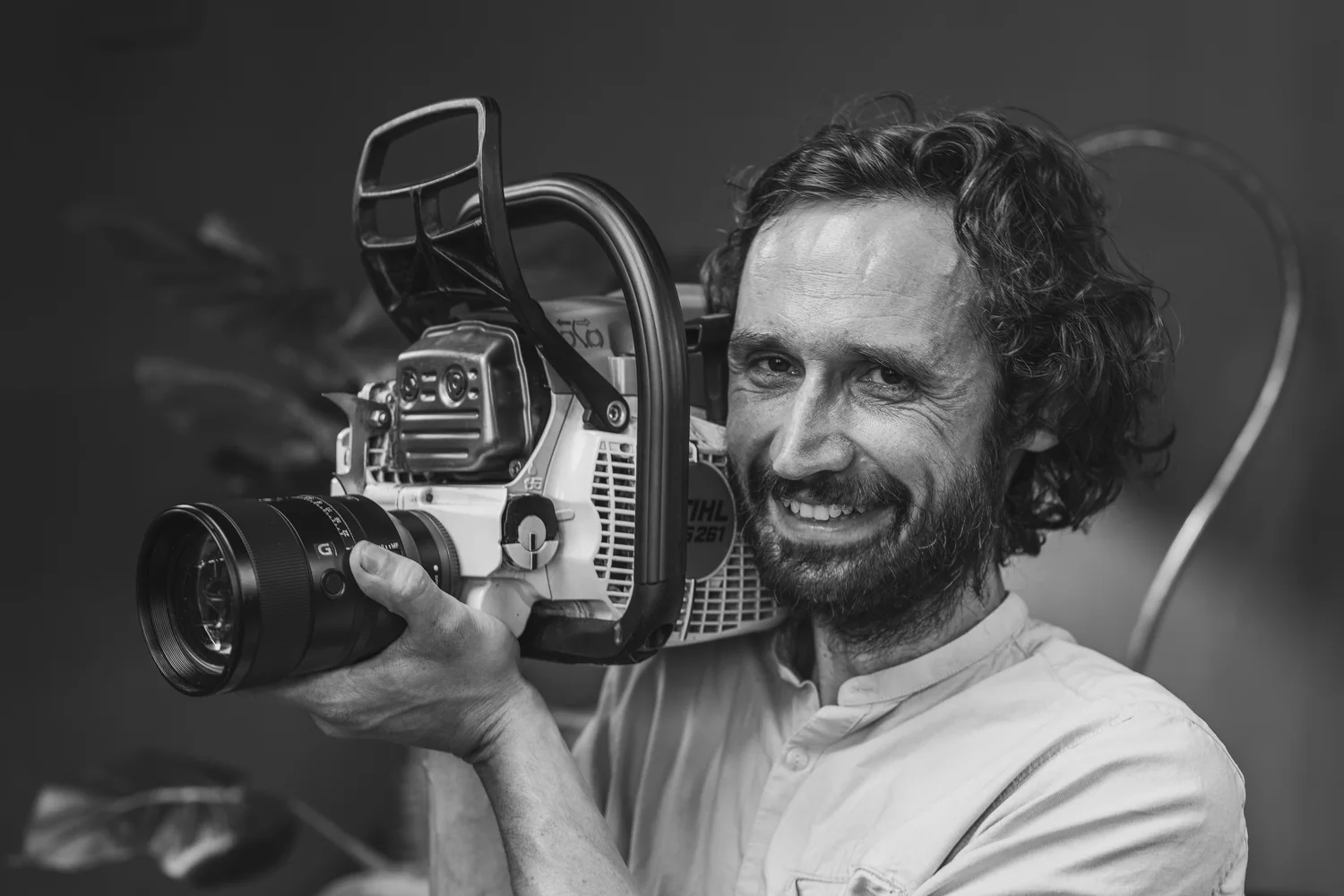 Režisér, ktorý sa prirovnáva k bobrovi: „Motorovú pílu som si vybral podľa farby"